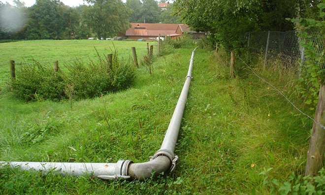 Leitung vom Weiher zum Filterbecken Leitung vom Weiher zum Filterbecken