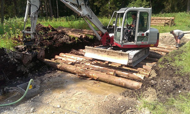 Straßenbau durch Moorgebiet