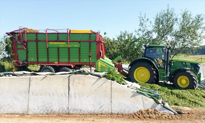 Einbringen von Grassilage
